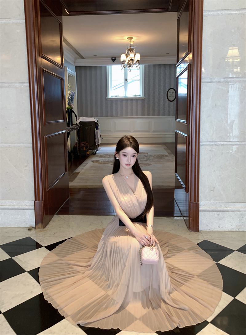 French Waist-Cinched Long Dress Sleeveless Chiffon V-Neck Pleated A-Line Gown - Image 2