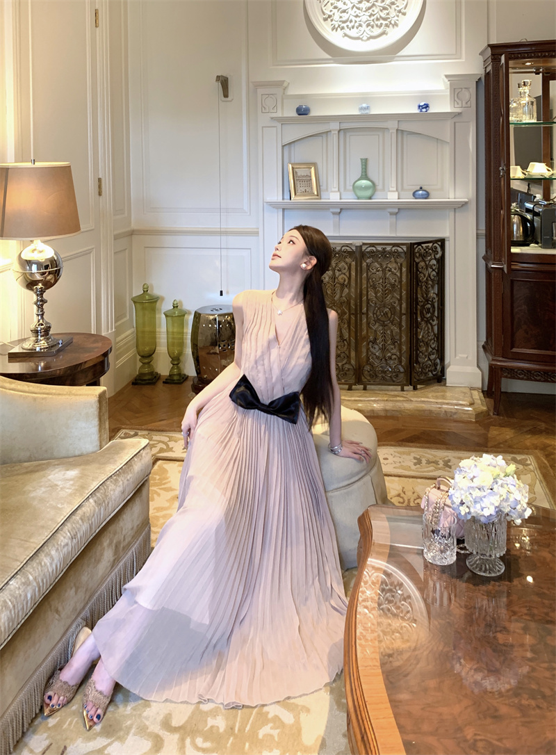 French Waist-Cinched Long Dress Sleeveless Chiffon V-Neck Pleated A-Line Gown - Image 3