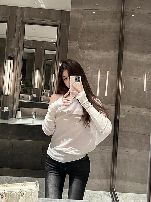 White Long Sleeve Off-Shoulder Cropped Top for Women - New Autumn Design - Image 2